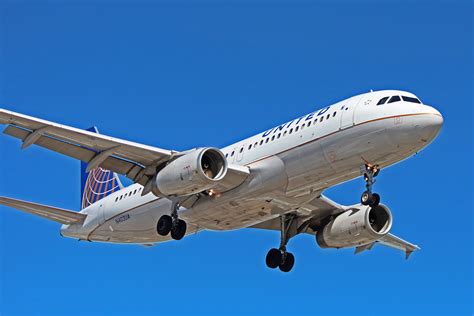 The a320 was launched in march 1984, first flew on 22 february 1987. N403UA: United Airlines Airbus A320-200 at Toronto Pearson ...