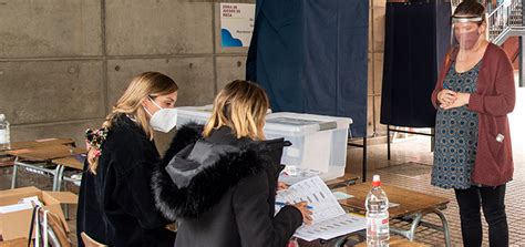 Para conocer si fuiste designado como vocal de mesa, debes ingresar al sitio oficial del servel y dirigirte a la sección «consulta de datos» o pinchando directamente en www.consulta.servel.cl. Servel.cl Vocal De Mesa 2021 - Cómo saber si seré vocal de ...