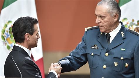 Hizo campaña para que colombia reanudara la fumigación aérea de cultivos de coca, que se. Ex ministro de Defensa de México, apodado "El Padrino", conspiró con cartel para producir y ...