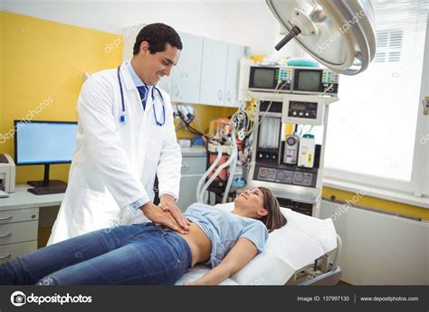 Female Doctor Listen The Stomach Of A Pregnant Woman Hoodoo Wallpaper
