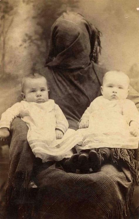 19세기 아기 기념사진을 찍기 위한 엄마들의 노력 스퀘어 카테고리