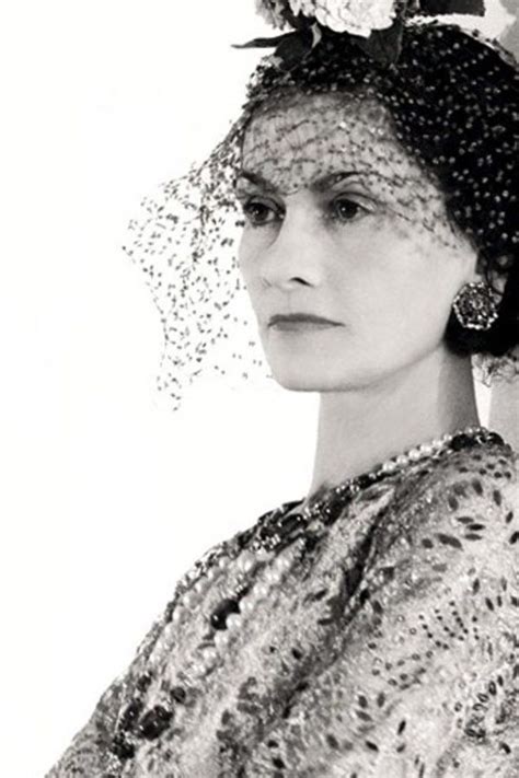 Die haarspitzen sollte man alle sechs bis acht wochen schneiden, denn so. Coco Chanel: Zitate von der Stilikone | desired.de in 2020 ...