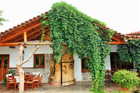 42χρονος Έλληνας έχτισε το χωριό των Φλίνστοουνς στην Καρδίτσα και οι τουρίστες κάνουν ουρές