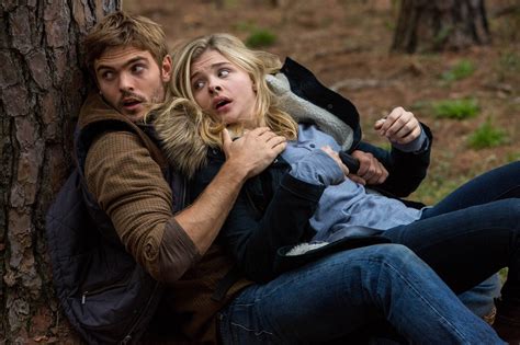 5th Wave Review Chloe Grace Moretz Juggles Romance Post Apocalyptic