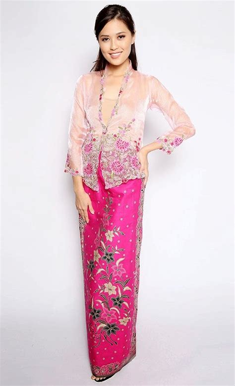 Busana baba nyonya melaka agak serupa dengan pakaian tradisi melayu yang mana terdiri daripada baju kebaya, sarung batik serta kerongsang berangkai. BUDAYA MELAYU WARISAN KAMI : PAKAIAN TRADISIONAL KAUM ...