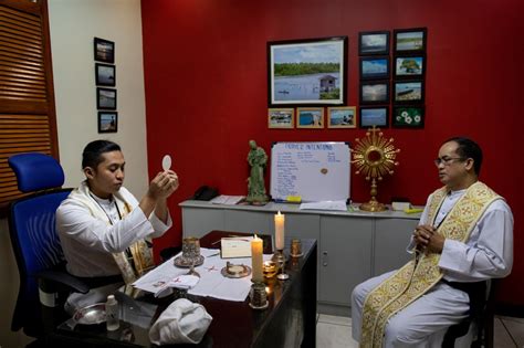 Photo Essay In Manila Lockdown Priests Bring Church To The Community