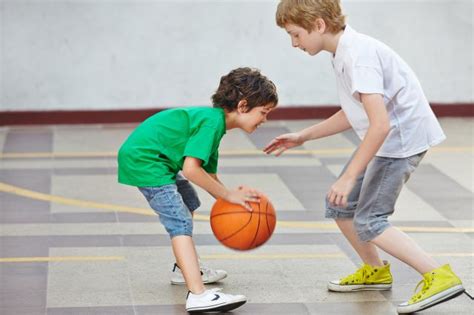 You can use jouer à followed by la or l' in front of a vowel or mute h, but remember that le and les will contract with à and become au and aux. Règles du basket-ball - Jeu en famille