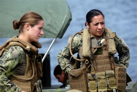 Woman Becomes Us Navys First Female Seal Candidate The Independent