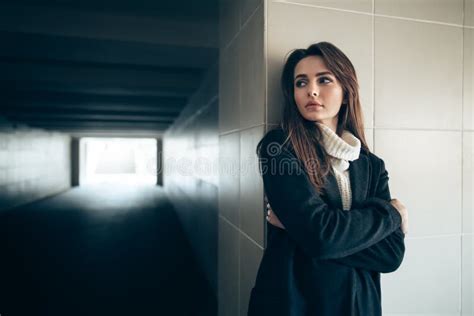 La Mujer Sola Hermosa En Túnel Del Subterráneo Con Asusta La Silueta