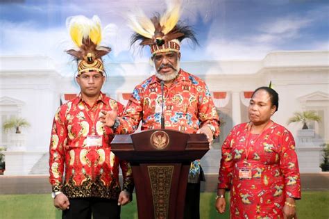 Joko Widodo 1 000 Sarjana Muda Asal Papua Akan Bekerja Di Bumn — Indonesiapos