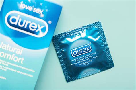 Primer Plano Del Preservativo Durex Y De La Caja De Cartón Azul Durex