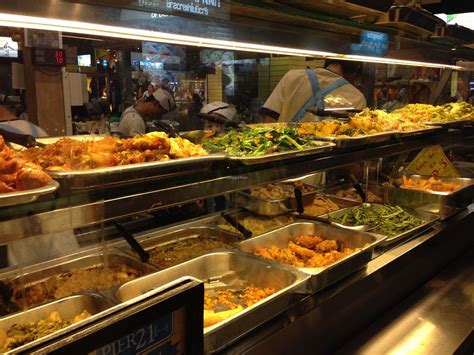 En in vrijwel elk food court vind je dezelfde maaltijden. Terminal 21 - Veg Stall Food Court - Bangkok Restaurant ...