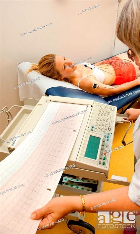 Woman Undergoing An Electrocardiography Ekg Examination Foto De Stock
