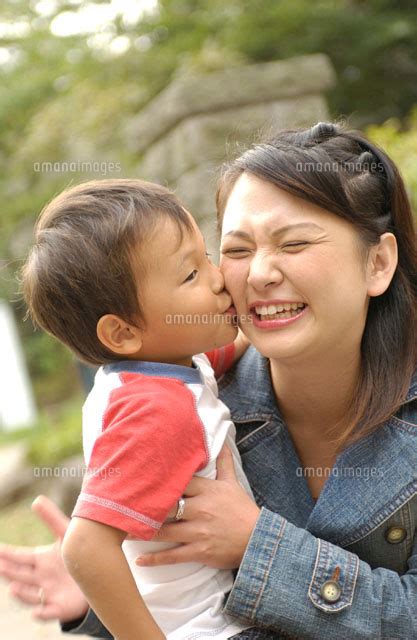 日本人母親にキスをする幼児 02266004911 の写真素材・イラスト素材｜アマナイメージズ