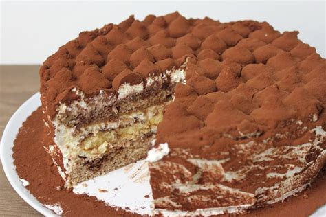 Anschließend aus dem ofen nehmen, leicht abkühlen lassen und vorsichtig mit einem dünnen messer vom rand der springform lösen. tiramisu kuchen rezept, kuchenrezepte, leckere kuchen ...