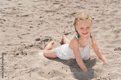 Kleines Blondes M Dchen Im Sommerkleid Am Strand Stock Foto Adobe Stock