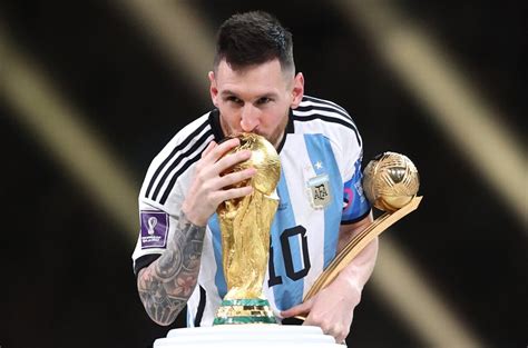 Qatar 2022 Con Besito A La Copa Lionel Messi Fue Condecorado Con El