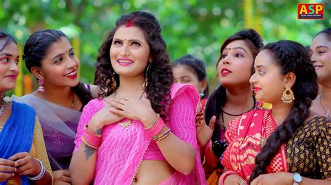 Singer Antra Singh Priyanka Hot Song Generous Navel Show Saree