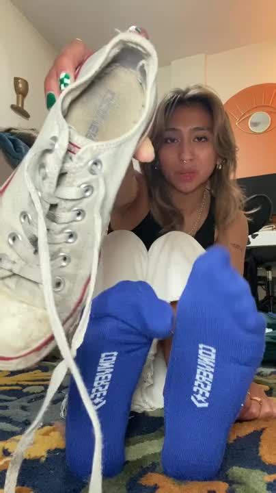 Amateur Latina Takes Her Running Shoes And Socks Off And Shows Her Sexy Feet Feet9