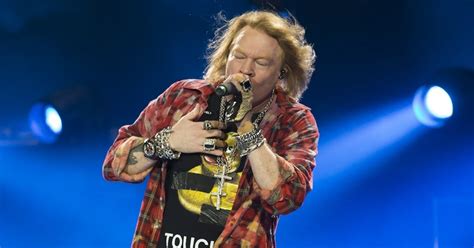 Ac/dc fans blasted axl rose's replacement of brian johnson as lead singer, but the guns 'n roses star says only one person will decide his fate. Πώς ο Axl Rose έδειξε τη συμπαράστασή του σε νεαρή σερβιτόρα που τραμπούκισαν φασίστες
