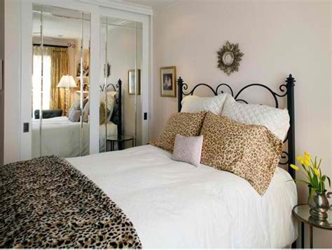 With our array of different animals available you are sure to find a jungle buddy that you love. Animal Print in 33 Chic and Modern Bedroom Designs - Rilane