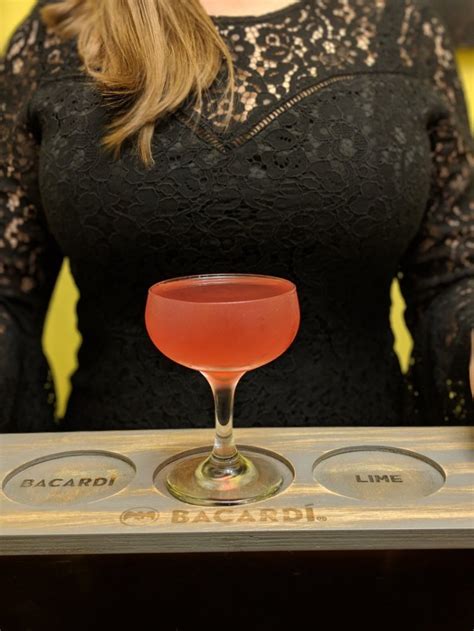 Sep 26, 2021 · el otro propone un ambiente más intimista, elegante e introspectivo, llamado urban nights, con los cócteles alexander, cosmopolitan, manhattan y el legendario moscow mule. Cosmopolitan Cóctel - Receta e Historia - ¡Tremendo Trago!