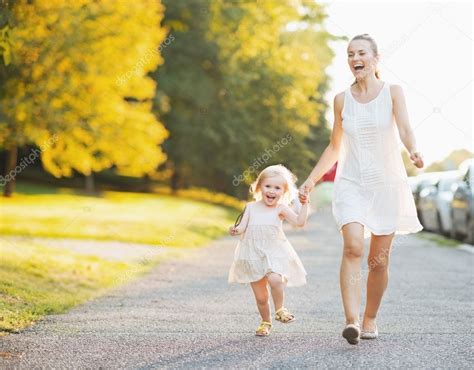 Happy Mother And Baby Walking In City — Stock Photo