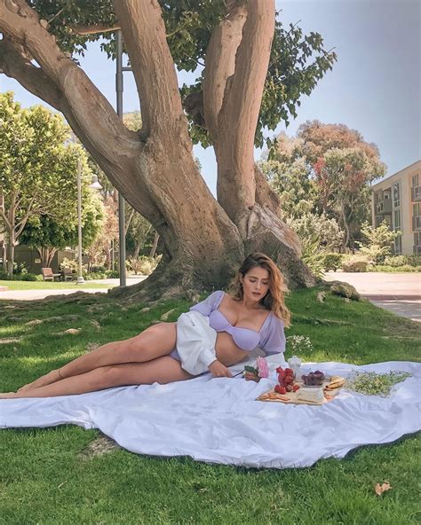 camila senna on instagram “daydreaming 🌸 revolve revolvesummer” em 2020