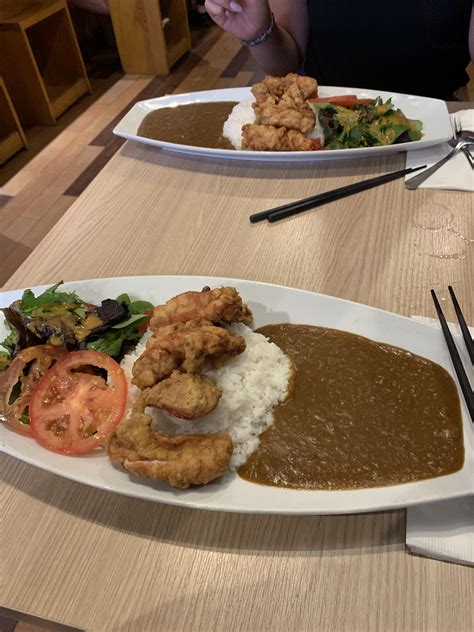 Place chicken on bottom bun, top with coleslaw and close! I ate Karaage Chicken Curry Rice Platter : food