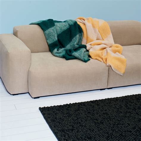 Um schlichten fußböden einen außergewöhnlichen twist zu verleihen, legen sie mehrere teppiche in unterschiedlichen größen darauf. Peas Teppich von Hay | Connox