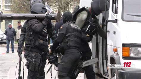 Die polizei in erfurt muss sich um viele brandherde in der stadt kümmern. 48-jähriger Mann bei SEK Einsatz in Erfurt tödlich ...