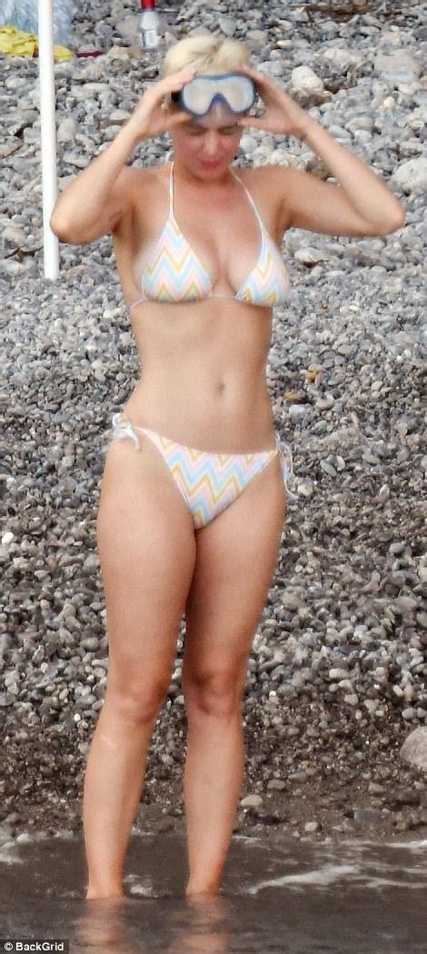 Katy Perry Squeezes Her Ample Assets Into Slinky Bikini Daily Mail Online