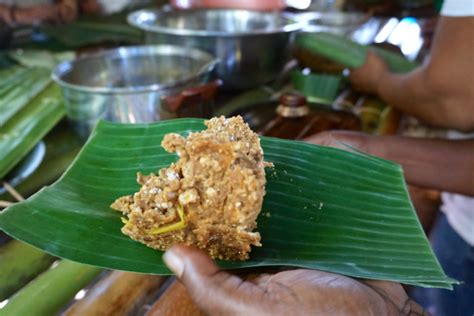 Terigu ayak dan margarin leleh dimasukkan secara bertahap dan bergantian sambil diaduk rata. Tepung Sagu dan Ikan: Makanan Orang Nusantara 1500 tahun yang Lalu : Mongabay.co.id