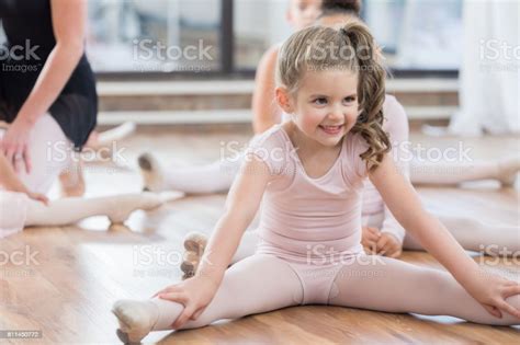 Gadis Kecil Meregangkan Kakinya Di Kelas Balet Foto Stok Unduh Gambar