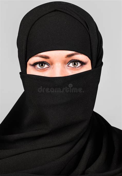 Schöne Nahöstliche Frau In Niqab Traditionellem Schleier Stockbild Bild Von Kopfbedeckung