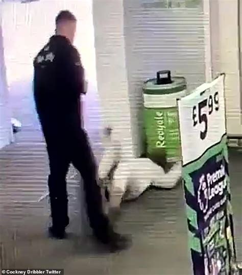 Momento Impactante Guardia De Seguridad De Asda Golpea A Un Hombre En