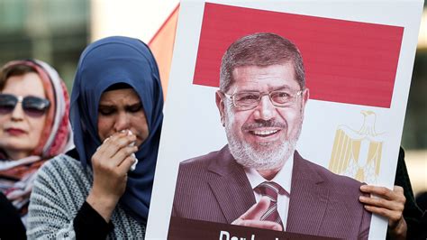 يتعمّدون الإهمال الطبيّ بحقه نجل مرسي يؤكد إجراءات قتل والدي تتمّ