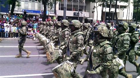 El desfile, del que participarán más de 3.500 efectivos de las fuerzas armadas, de seguridad y veteranos de guerra de malvinas, se realizará en la avenida del libertador entre salguero y dorrego. Desfile militar mexicano 2015 - YouTube