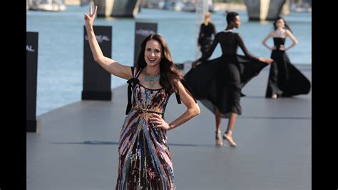 Mode L Oréal Fait Défiler Ses Stars Sur La Seine Youtube