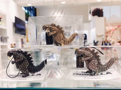 ゴジラ on twitter rt godzillas tokyo 【入荷情報】 キラキラg 新宿・歌舞伎町バージョン 各 税込5 500円 が入荷しました！ 高さは4㎝ほどで、合金