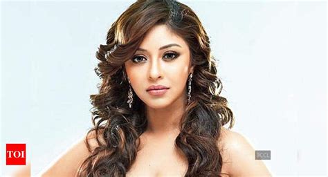 Payal Ghosh Makes Her Bollywood Debut In A Romcom Hindi Movie News