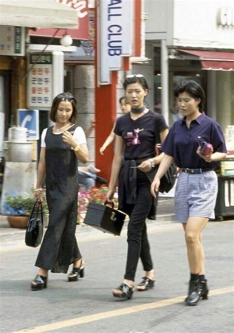 It gave a relaxed rockstar vibe and was worn by a lot of celebs too back in the day. PetiteAnge on | 80s/90s!!! in 2019 | Korea street style ...