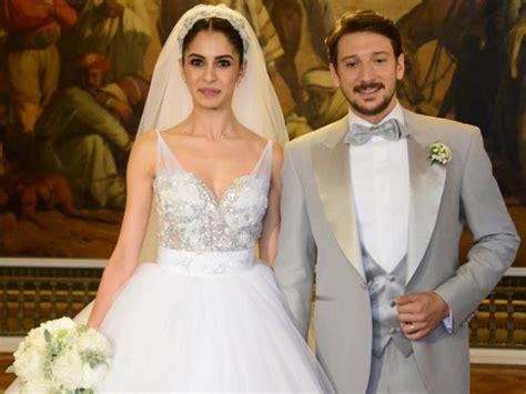 Öte yandan nisan ayında başak dizer'in alın ve göz çevresine botoks, yüzünün bazı yerlerine de dolgu yaptırdığı ortaya. Beyza Şekerci Gelinliği | Gelinlik, Evlilik, Düğün