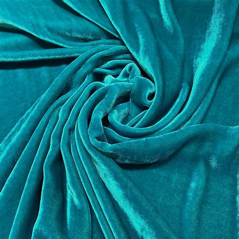 Le nom de couleur turquoise désigne les nuances intermédiaires entre le vert et le bleu, par analogie avec la turquoise, une pierre ornementale. Tissu velours de soie sandwashed bleu turquoise