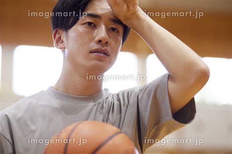 体育館でバスケットボールの練習をする日本人大学生の男性 （人物）の写真素材 233139642 イメージマート