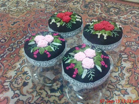 Hearing reports of fewer and fewer people buying kuih raya has made me really sad, because when i accompany my parents to visit distant friends and relatives i barely know, i cling to a balang (jar) of kuih like my life depends on it as i nod along to the small talk. SEYMA CRAFT: Balang Kuih Raya