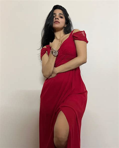 Actress Divya Bharathi Latest Hot Photos ஸ்கின் கலர் சேலையில் திவ்ய பாரதியின் கவர்ச்சி போஸ்