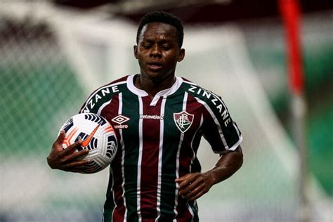 Abel hernández (fluminense) finalização com o pé direito do meio da área no lado direito do gol. Notícias do Fluminense Hoje - Fluminense terá desfalque de ...