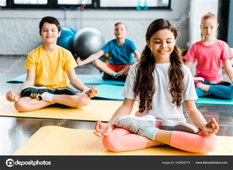 Niños Preadolescentes Satisfechos Estirándose Alfombras Fitness Fotografía De Stock