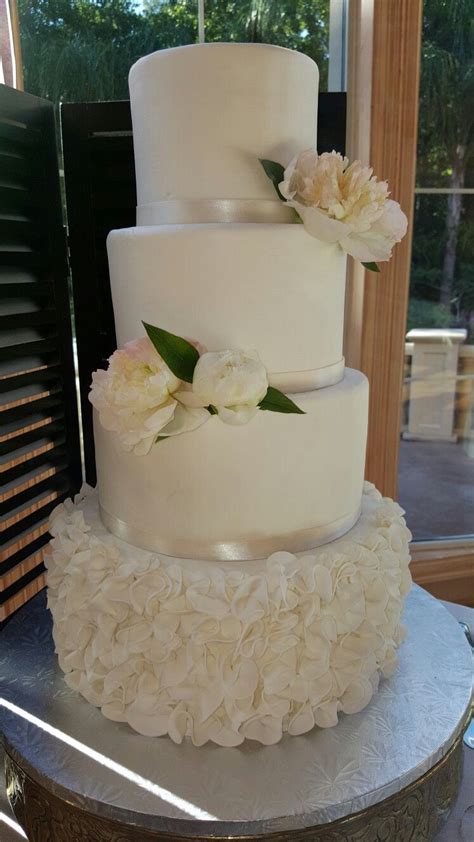 Beautiful Ivory Wedding Cake With Fresh Flowers Fresh Flower Cake